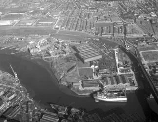 vista aérea del astillero de Southwick mostrando barcos en construcción, incluyendo a Sygna y Nicola, el primer SD14, Sunderland, 11 de octubre de 1967